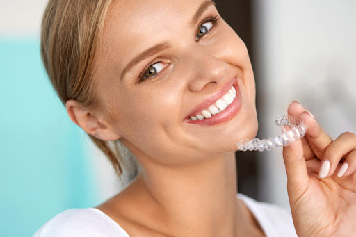Orthodontie à Fès : Comment Obtenir le Sourire de vos Rêves