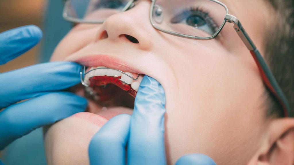 Enfant lors d'une consultation orthodontique à partir de l’âge de 7 ans chez un spécialiste