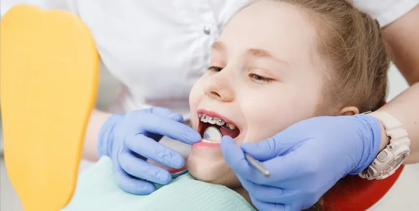 Consultation en orthodontie chez l’enfant avec un spécialiste, avant la chute complète des dents de lait.